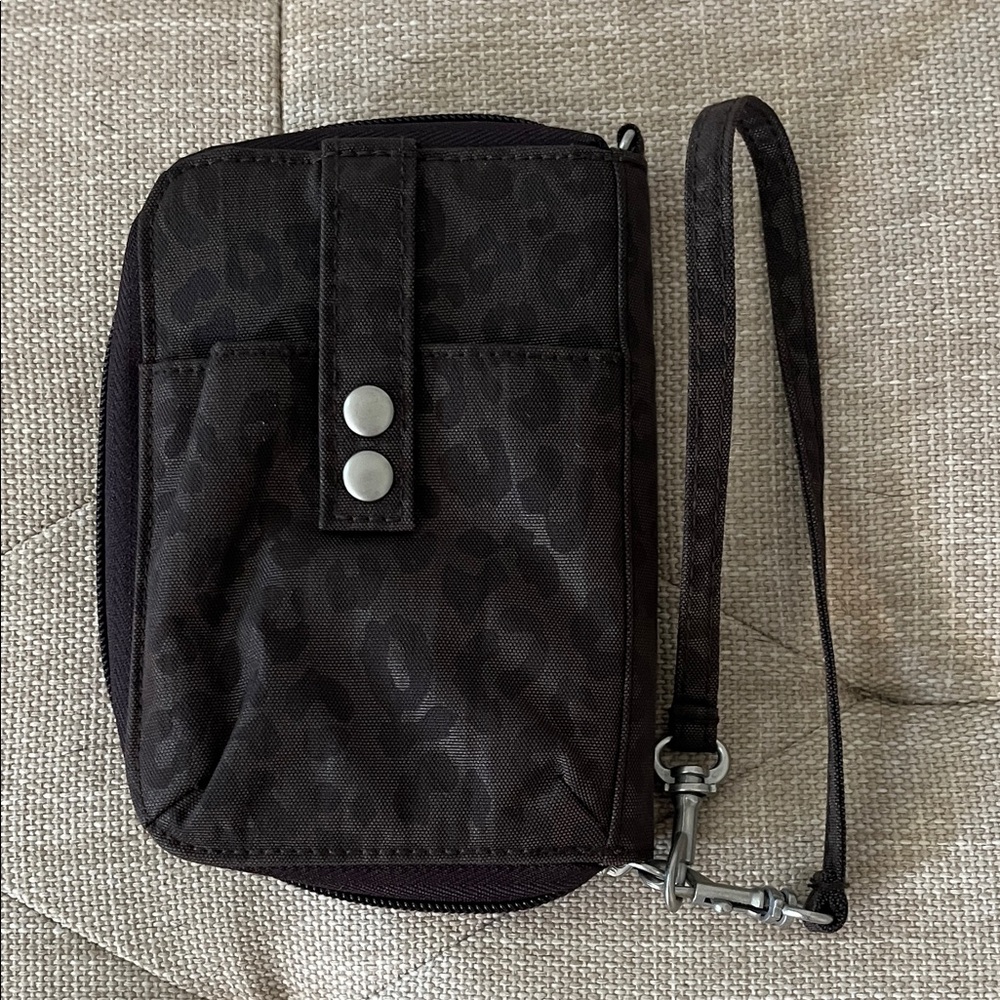 Baggallini Brown Leopard Wristlet Wallet - Picture 4 of 8
